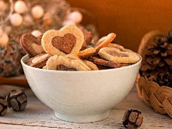 Маслени сладки / бисквити в два цвята за Свети Валентин - снимка на рецептата